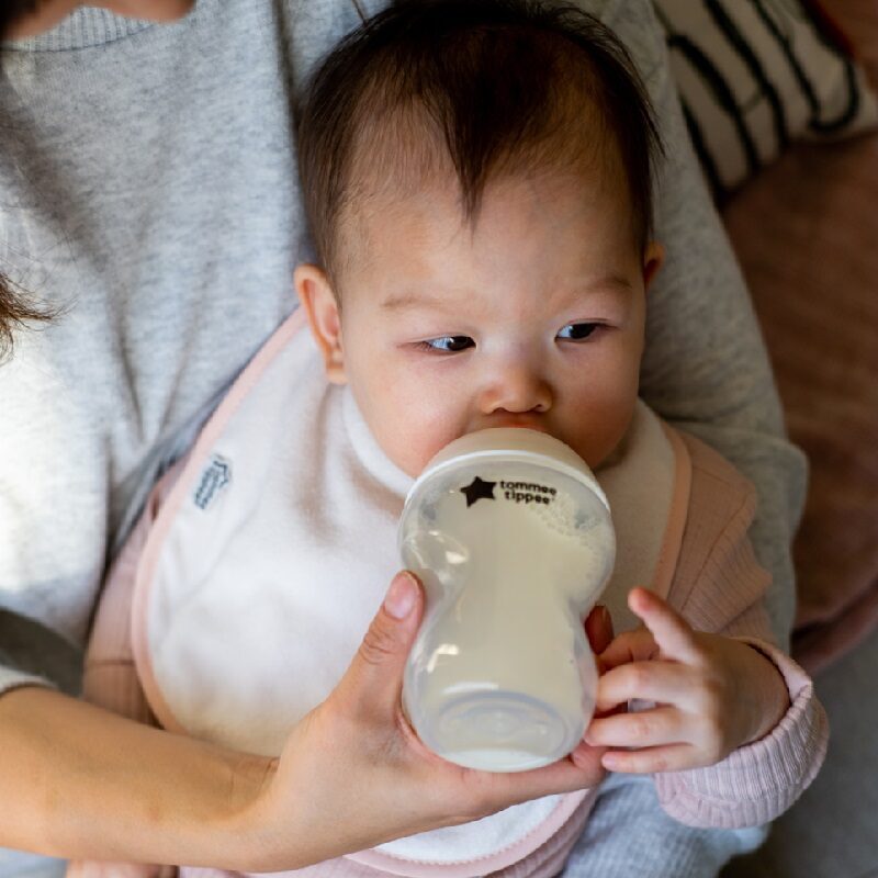 Núm ti, bình sữa hoặc dụng cụ uống không phù hợp