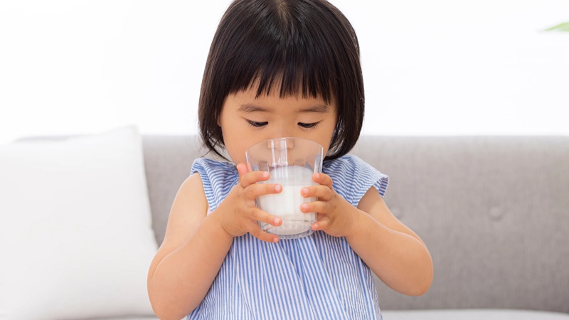 tại sao bé không thích uống sữa