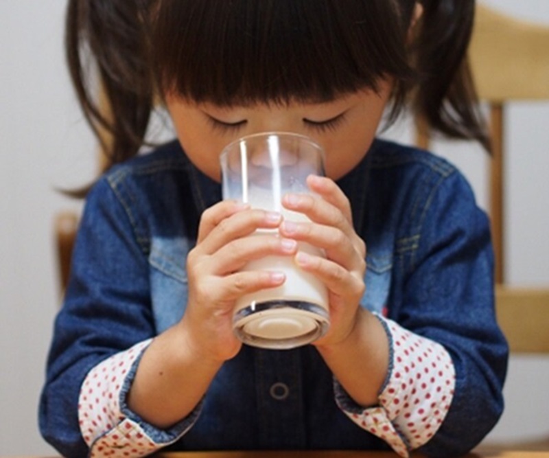Không nên cho bé uống sữa trước các bữa ăn chính