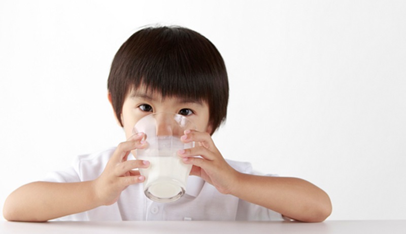 Uống sữa có giúp trẻ tăng chiều cao hay không