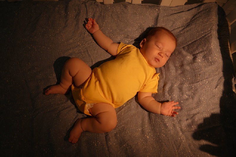 Vì sao trẻ 4 tháng tuổi thức giấc đòi bú ban đêm